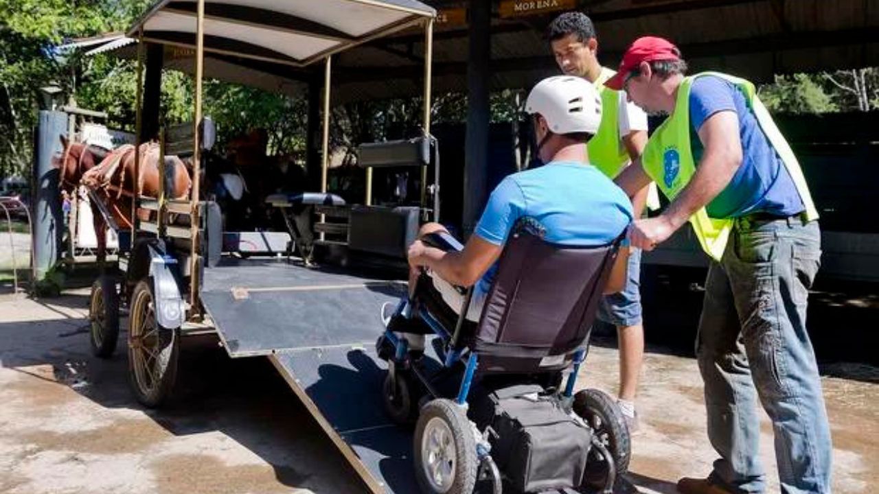 foto de um cadeirante tendo acesso a passeio de charrete