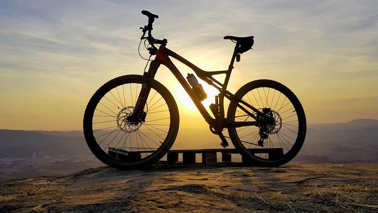 Foto da Silhueta de Bicicleta com Por do Sol de Fundo