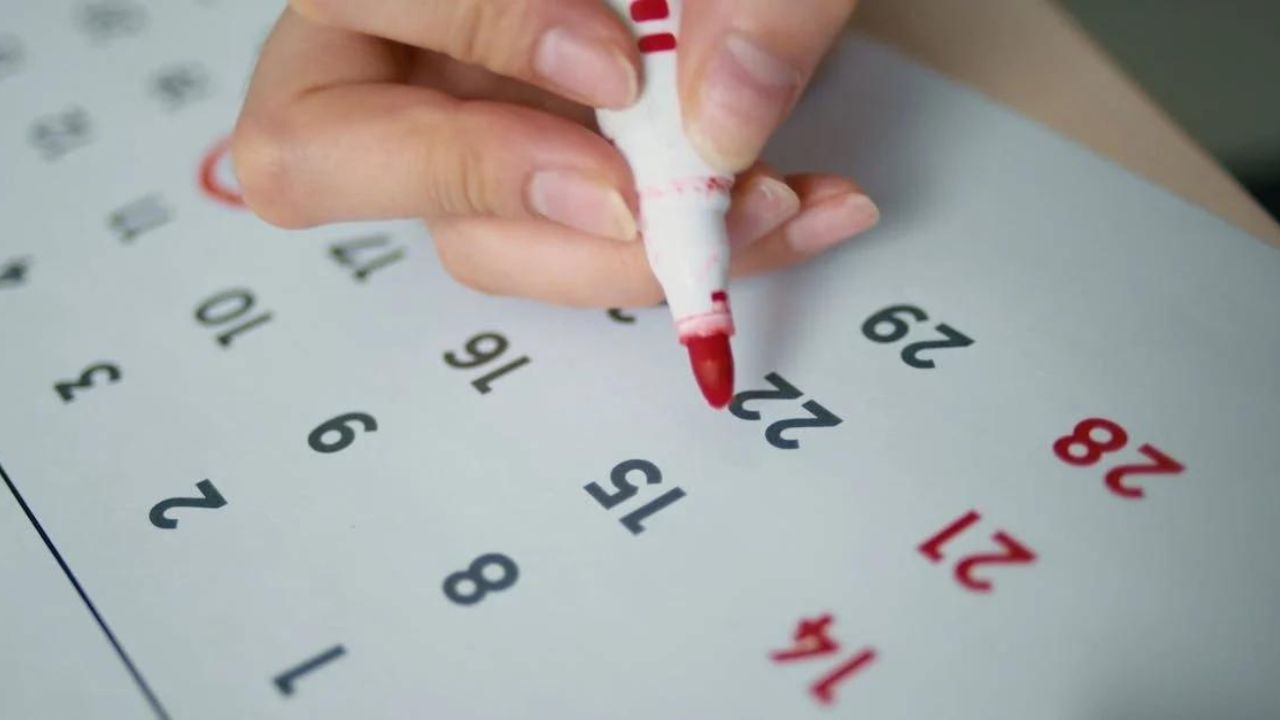 foto de uma pessoa marcando o dia da viagem no calendario