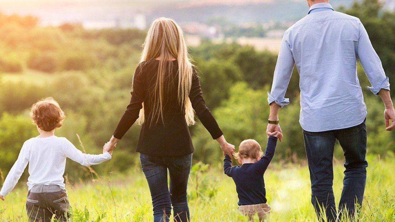 Família admirando a paísagem do campo em Socorro SP